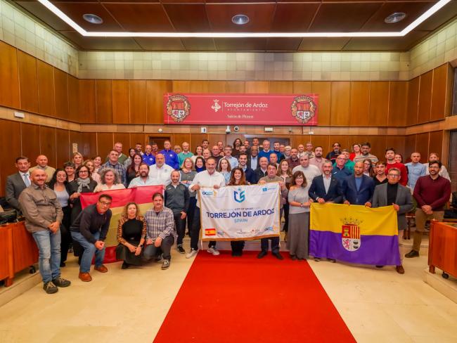 El alcalde Alejandro Navarro Prieto, y la concejala de Deportes y Turismo, Miriam Gutiérrez, con los representantes de los clubes y entidades deportivas de la ciudad en el acto de reconocimiento público a su gran labor