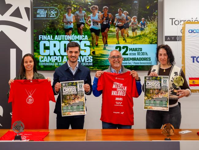 De izquierda a derecha: la subdirectora general de Programas Deportivos de la Comunidad de Madrid, Virginia Blazquez Rodea, el alcalde, Alejandro Navarro, el presidente de la Federación de Atletismo de Madrid, Isidro Arranz Juanilla, y la concejala de Deportes y Turismo, Miriam Gutiérrez