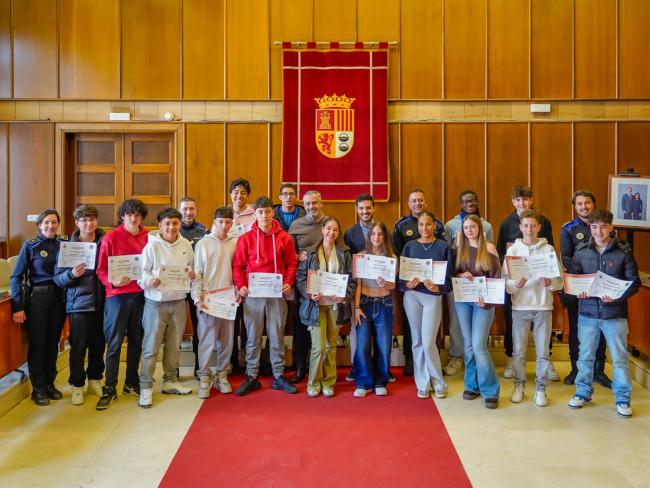 El alcalde, Alejandro Navarro; el concejal de Seguridad, Alberto Cantalejo; y los dos agentes torrejoneros de la Sección de Menores de la Unidad de Familia, Carlos García y Mónica Cubillo, con los alumnos participantes en el programa