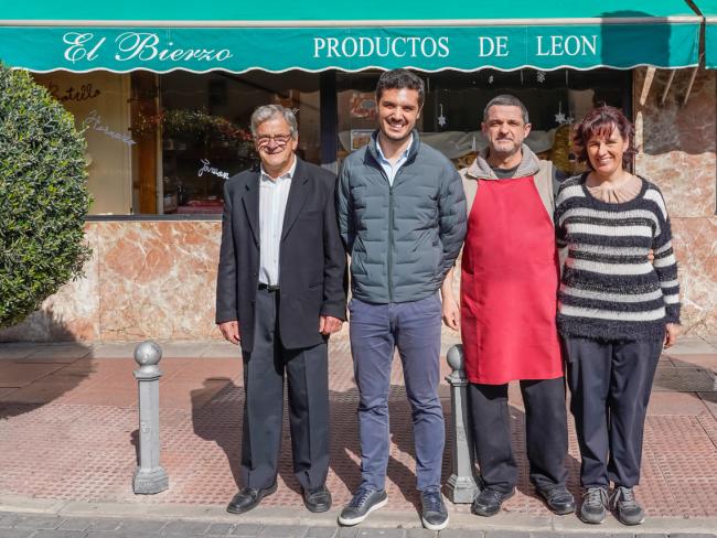El alcalde, Alejandro Navarro, visitando El Bierzo, junto a su gerente, Rubén López, acompañado por su mujer y su padre, quien abrió la tienda hace ya 26 años
