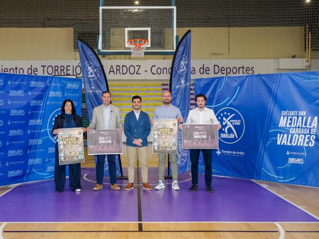 El alcalde, Alejandro Navarro, y la concejala de Deportes y Turismo, Miriam Gutiérrez, junto a Jesús Recio, de Fútbol In Events, empresa organizadora de la Youth Cup, José Ortiz, director general de la MadCup, y Ócar Barrendo, director de la MadCup