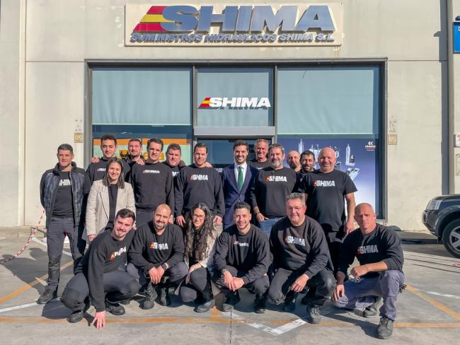 El alcalde, Alejandro Navarro, visitando Shima, junto a sus gerentes, David Peralvo, Mariano Blanco, Juan Carlos Pérez, Roberto Ruiz y Dámaso Durán, y algunos de sus trabajadores 