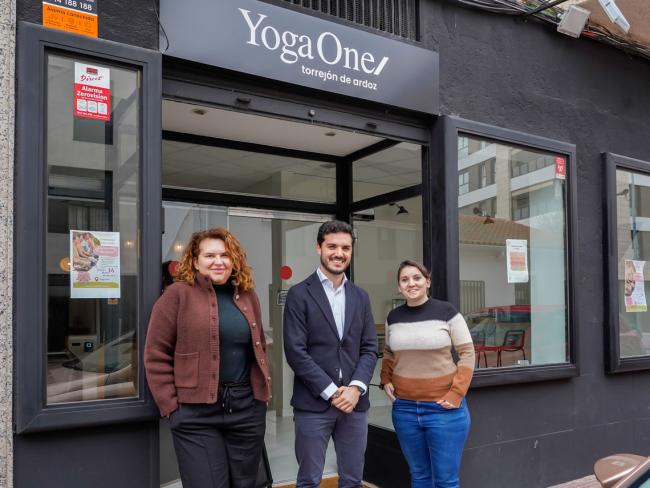 El alcalde, Alejandro Navarro Prieto, visitando YogaOne, junto a Alicia Alonso y Tania Berigüete 