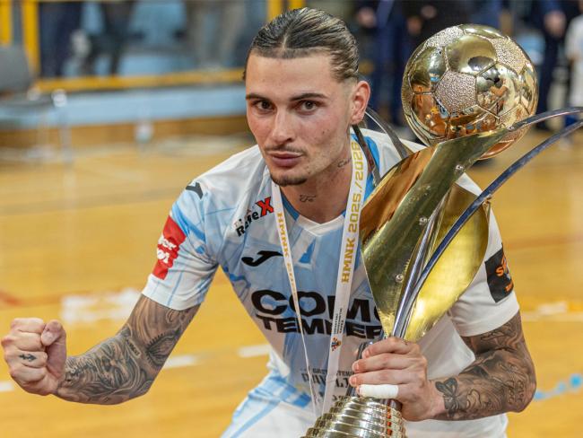 Daniel Fernández con el trofeo de campeón de Copa de Croacia de fútbol sala