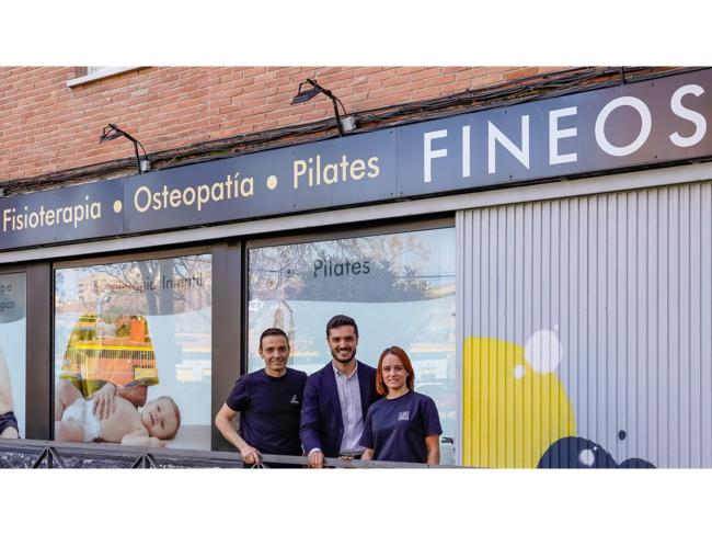 El alcalde, Alejandro Navarro Prieto, visitando la clínica FINEOS junto a sus gerentes, Juan Remedios Sánchez y Patricia Jiménez Fernández