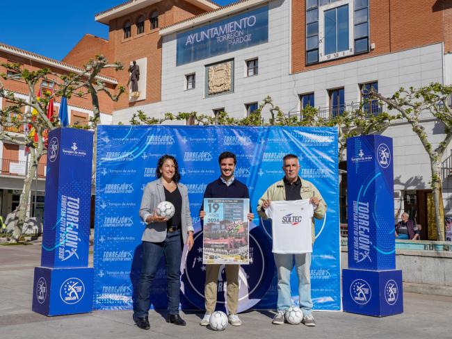 El alcalde de Torrejón de Ardoz, Alejandro Navarro, junto a la concejala de Deportes y Turismo, Miriam Gutiérrez, y Luis Chiquita, organizador del torneo “3x3 Golea”