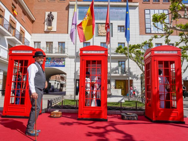 Tres cabinas telefónicas inglesas instaladas en la Plaza Mayor, donde el público pudo escuchar literatura y poesía