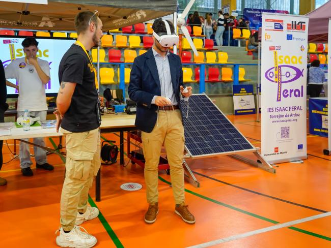 El alcalde, Alejandro Navarro Prieto, en el stand del IES Isaac Peral comprobando unas gafas de realidad virtual