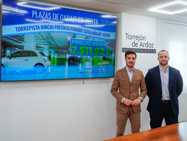 El alcalde, Alejandro Navarro Prieto, y el 1er teniente de alcalde y concejal de Urbanismo, Vivienda y Juventud, Víctor Miranda Lozano, han presentado en el Ayuntamiento la iniciativa