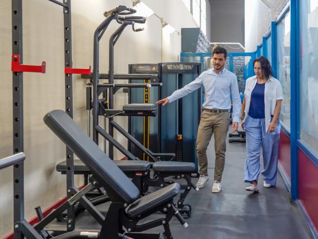 El alcalde, Alejandro Navarro Prieto, y la concejala de Deportes y Turismo, Miriam Gutierrez, en el gimnasio del Pabellón Javi Limones