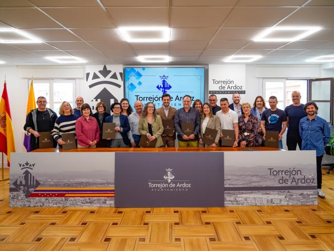 El alcalde, Alejandro Navarro Prieto, el 1er teniente de alcalde y concejal de Urbanismo, Vivienda y Juventud, Víctor Miranda, el 3er teniente de alcalde y concejal de Obras, Limpieza Urbana, Administración y Contratación, Valeriano Díaz, con los representantes de todos los sindicatos del Ayuntamiento de Torrejón de Ardoz