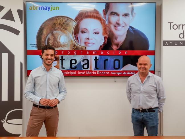 El alcalde de Torrejón de Ardoz, Alejandro Navarro Prieto, y el responsable del teatro, Valeriano Díaz, presentando la programación de este trimestre