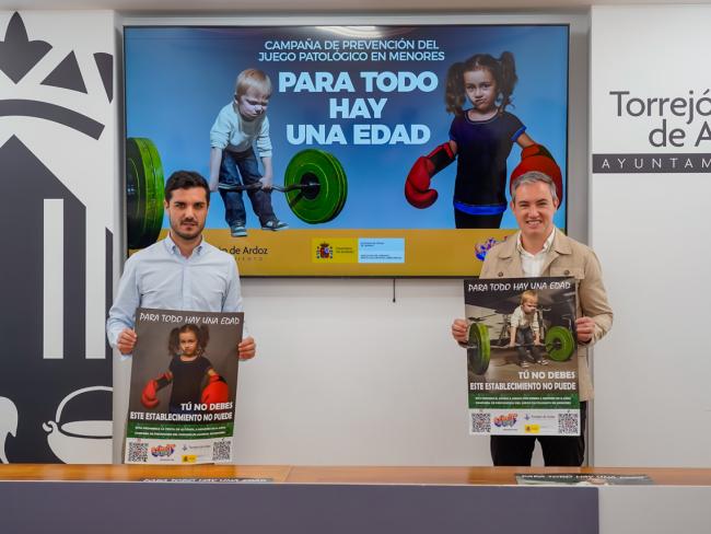 El alcalde, Alejandro Navarro Prieto, y el concejal de Bienestar, Educación e Inmigración, Rubén Martínez, han presentado esta campaña dirigida a prevenir el consumo de alcohol y el juego con dinero entre menores de edad