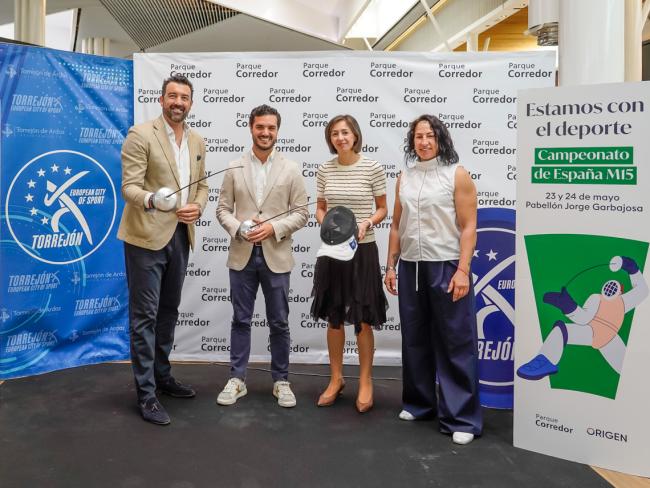 De izquierda a derecha: el presidente de la Real Federación Española de Esgrima, José Luis Abajo “Pirri”, el alcalde de Torrejón de Ardoz, Alejandro Navarro, la directora del Centro Comercial Parque Corredor, Joaquina Joaquín, y la concejala de Deportes y Turismo, Miriam Gutiérrez