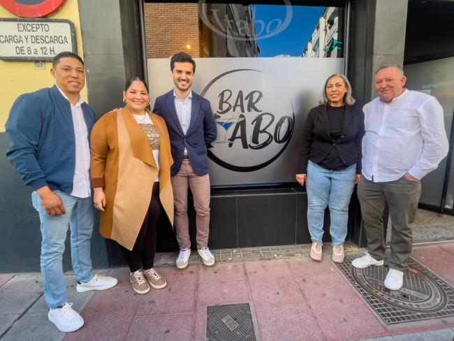 El alcalde, Alejandro Navarro Prieto, visitando Itabo junto a sus gerentes, Richard Rosario y Sención Santiago, la Community Manager, Denisse Peña y el administrador, Félix Cruz