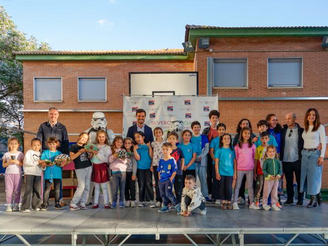 El alcalde, Alejandro Navarro Prieto, y el concejal de Bienestar, Educación e Inmigración, Rubén Martínez, acompañados por el director del centro educativo torrejonero, Benjamín Vaquero; la jefa de estudios, Raquel Bravo, y los alumnos, visitaron la iniciativa