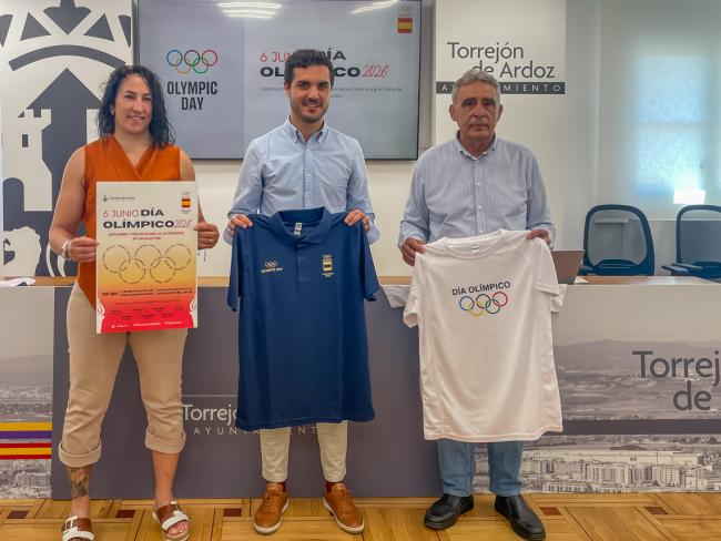 De izquierda a derecha: Miriam Gutiérrez, concejala de Deportes y Turismo, Alejandro Navarro, alcalde de Torrejón de Ardoz, y Ricardo Leiva, director del departamento de deportes del Comité Olímpico Español