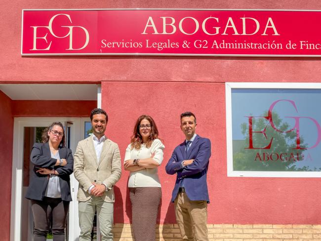 El alcalde, Alejandro Navarro Prieto, visitando EGD Abogada, junto a su socia y fundadora, Elisa De la Granja Díaz; y los abogados, Iván Canabal Porres y Beatriz Márquez 