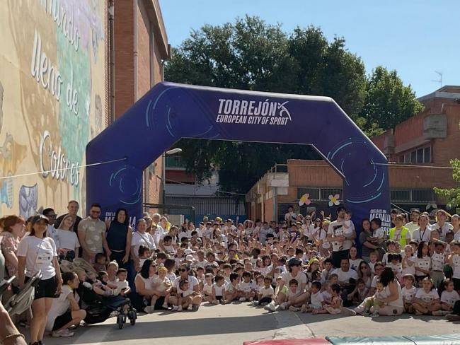 El concejal de Bienestar, Educación e Inmigración, Rubén Martínez, y la edil de Deportes y Turismo, Miriam Gutiérrez, con todos los alumnos participantes en la iniciativa solidaria