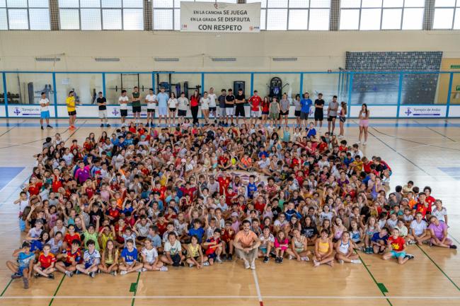 El alcalde, Alejandro Navarro, y la concejala de Deportes y Turismo, Miriam Gutiérrez, junto a un grupo de los participantes en la Escuela Polideportiva en la Ciudad Deportiva Joaquín Blume