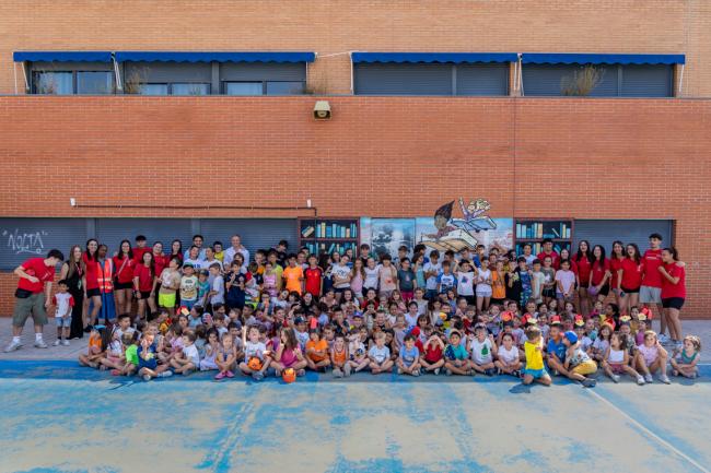 El alcalde, Alejandro Navarro, y el concejal de Educación, Bienestar e Inmigración, Rubén Martínez, visitando las Colevacaciones 2026