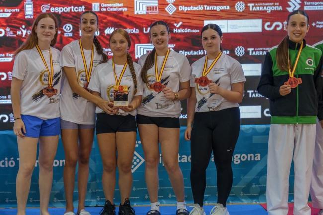 María Lozano, la segunda por la izquierda, con la medalla de bronce lograda en kumite (combate) junto a sus compañeras de equipo