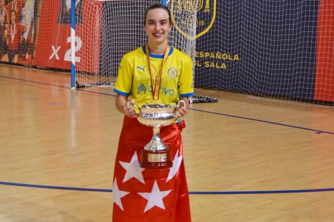 María Rollón con la copa de campeonas de España de clubes sub-19