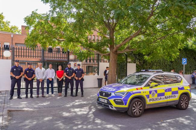 El alcalde, Alejandro Navarro Prieto, el concejal de Seguridad, Alberto Cantalejo, y responsables policiales en el instituto Palas Atenea, acompañados por la directora del centro, Inmaculada Gutiérrez
