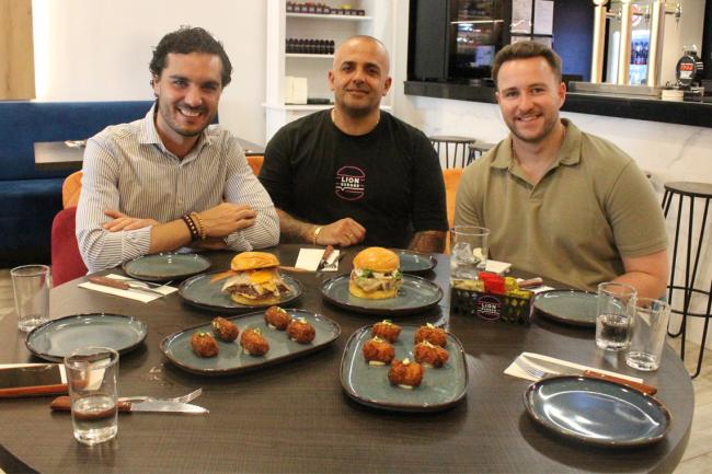 El alcalde, Alejandro Navarro Prieto, el primer teniente de alcalde, Víctor Miranda, y el gerente de Lion Burger, Gonzalo Díaz, presentado algunas de sus especialidades y comprobando el cuidado y la pasión con la que elaboran cada propuesta 