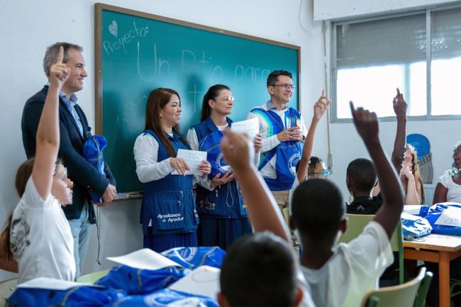 La entrega tuvo lugar en el CEIP Ramón y Cajal, en colaboración con la Fundación Internacional María Luisa de Moreno, y contó con la presencia del concejal de Bienestar, Educación e Inmigración, Rubén Martínez