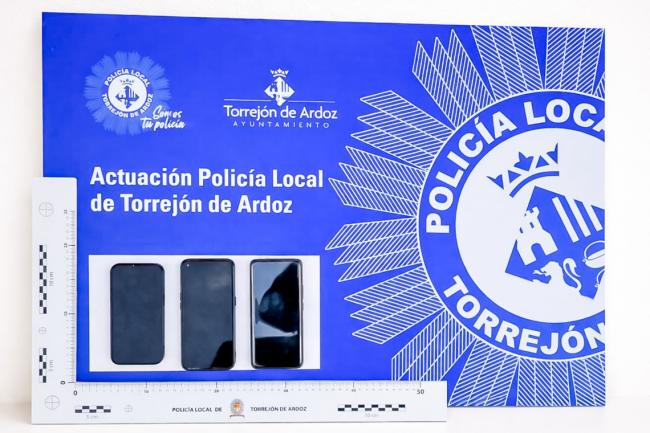 Teléfonos móviles sustraídos en el Mercadillo municipal y recuperados por Policía Local