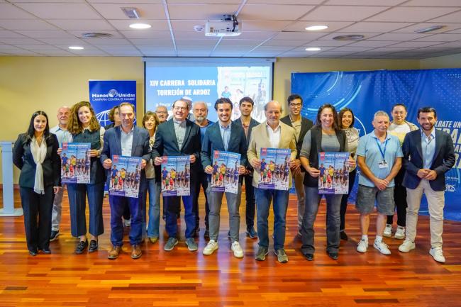 Presentación de la XIV edición de la Carrera Solidaria a favor de Manos Unidas con el alcalde y presidente de la Comisión de Deportes de la FEMP, Alejandro Navarro, la concejala de Deportes y Turismo, Miriam Gutiérrez, el Padre Víctor, el director de Comunicación de la FEMP, Álvaro Mateos, y Manuel Parga, director de marketing del COE junto a miembros de Manos Unidas, colaboradores y patrocinadores
